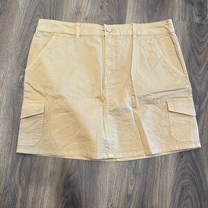 Social Standard by Sanctuary Women’s XXL tan cargo miniskirt. NWOT. Never worn.